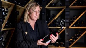 « Un bon vin ne coûte pas toujours cher » : Stéphanie Noël, du Roannay, est en finale provinciale du concours du sommelier de l’année